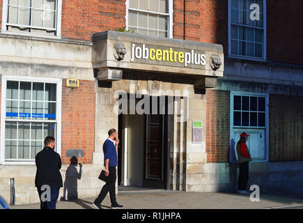 Le persone che entrano ed escono job center leeds Yorkshire Regno Unito Foto Stock