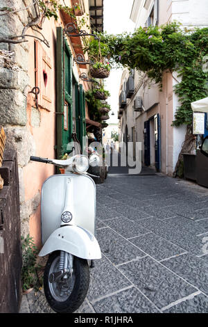 Vista di un iconico scooter italiano in un vicolo, Ischia, Golfo di Napoli, regione Campania, Italia Foto Stock