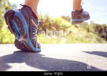 In esecuzione in un sole estivo nozione di esercizio, fitness e uno stile di vita sano Foto Stock