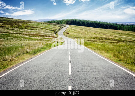 Strada autostrada scomparendo in lontananza Foto Stock