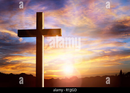 Crocifisso croce al tramonto sfondo, la crocifissione di Gesù Cristo Foto Stock