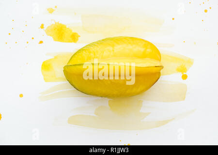 Vista dall'alto di Carambole sulla superficie bianca con acquerello giallo Foto Stock