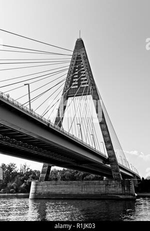 Autostrada M0 ponte sopra il fiume Danubio nella periferia nord di Budapest, Ungheria. Foto Stock