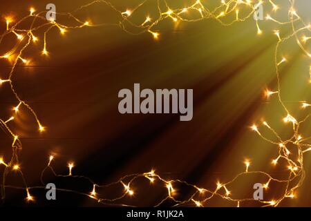 Le luci di Natale che splende su sfondo boscoso Foto Stock