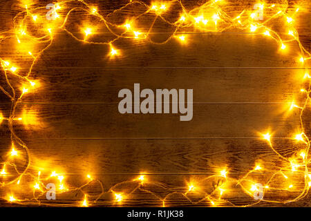 Le luci di Natale che splende su sfondo boscoso Foto Stock