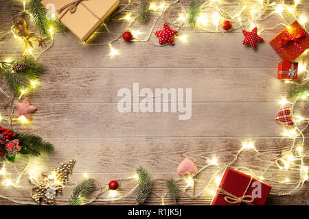 Le luci di Natale che splende su sfondo boscoso Foto Stock