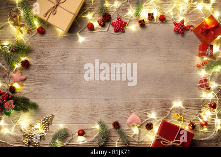 Le luci di Natale che splende su sfondo boscoso Foto Stock