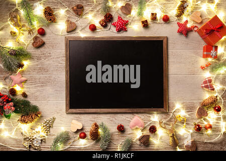 Le luci di Natale che splende su sfondo boscoso Foto Stock