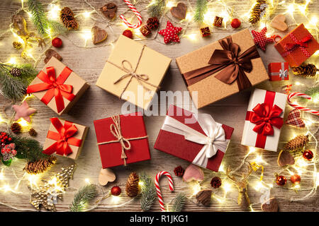 Le luci di Natale che splende su sfondo boscoso Foto Stock