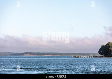 Paesaggio con acqua dotato di parti del fiume Peconic, Sag Harbor Bay, North Haven, East Hampton e una dock Foto Stock