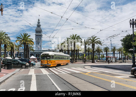 Il verde arancione streetcar nel Market Street, San Francisco, California Foto Stock