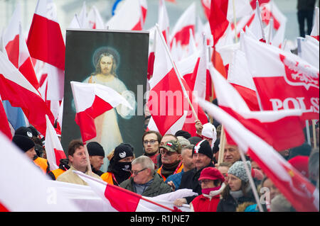 Marcia Annuale di indipendenza lanciato nel 2011 dall'estrema destra radicale nazionale Camp (ONR) e All-Polish Gioventù (Mlodziez Wszechpolska) celebra Po Foto Stock