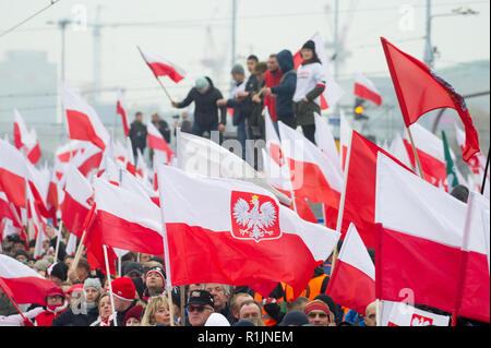 Il bianco e il rosso marzo per voi la Polonia celebra il polacco giorno dell indipendenza nazionale nel centesimo anniversario del restauro della Polonia di sovranità di af Foto Stock