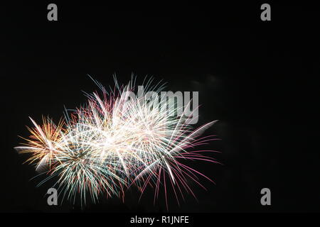 Fuochi d'artificio esplodere durante un festival dei fuochi d'artificio, Tokyo, Giappone Foto Stock