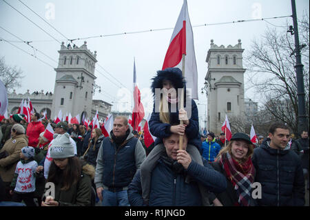 Il bianco e il rosso marzo per voi la Polonia celebra il polacco giorno dell indipendenza nazionale nel centesimo anniversario del restauro della Polonia di sovranità di af Foto Stock