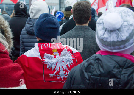 Il bianco e il rosso marzo per voi la Polonia celebra il polacco giorno dell indipendenza nazionale nel centesimo anniversario del restauro della Polonia di sovranità di af Foto Stock