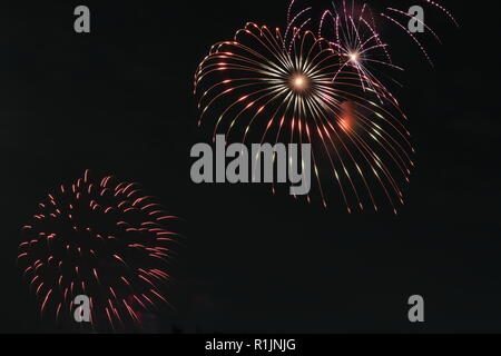 Fuochi d'artificio esplodere durante un festival dei fuochi d'artificio, Tokyo, Giappone Foto Stock