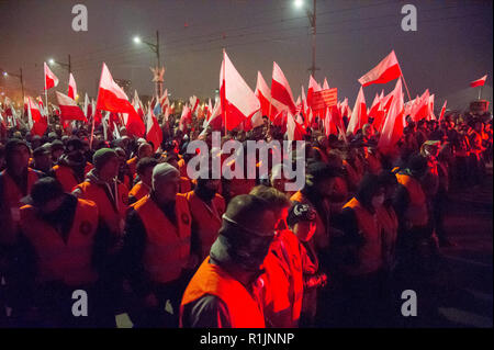 Marcia Annuale di indipendenza lanciato nel 2011 dall'estrema destra radicale nazionale Camp (ONR) e All-Polish Gioventù (Mlodziez Wszechpolska) celebra Po Foto Stock