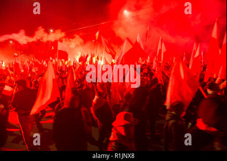 Marcia Annuale di indipendenza lanciato nel 2011 dall'estrema destra radicale nazionale Camp (ONR) e All-Polish Gioventù (Mlodziez Wszechpolska) celebra Po Foto Stock