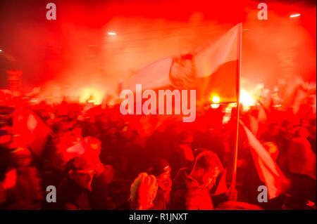 Marcia Annuale di indipendenza lanciato nel 2011 dall'estrema destra radicale nazionale Camp (ONR) e All-Polish Gioventù (Mlodziez Wszechpolska) celebra Po Foto Stock