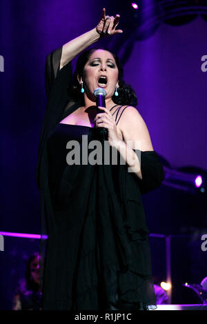 MIAMI, FLORIDA - MARZO 11: Isabel Pantoja e Juan Gabriel esibirsi in concerto presso la American Airlines Arena il 11 marzo 2006 a Miami in Florida. Persone: Isabel Pantoja Foto Stock