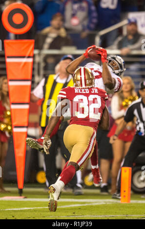 Santa Clara, CA, Stati Uniti d'America. Xii Nov, 2018. New York Giants wide receiver Sterling Shepard (87) rende un touch down catture su San Francisco 49ers libero di sicurezza D.J. Pettine (32) nel quarto trimestre durante una partita a Levi's Stadium di lunedì, 12 novembre 2018 a Santa Clara. Credito: Paolo Kitagaki Jr./ZUMA filo/Alamy Live News Foto Stock