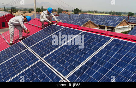 Zhangjiakou, Zhangjiakou, Cina. Xiii Nov, 2018. Zhangjiakou, CINA-il governo locale di fare un investimento di 7,9 miliardi di yuan per costruire 16 potenza fotovoltaico impianti in Zhangjiakou, nel nord della Cina di nella provincia di Hebei. Credito: SIPA Asia/ZUMA filo/Alamy Live News Foto Stock