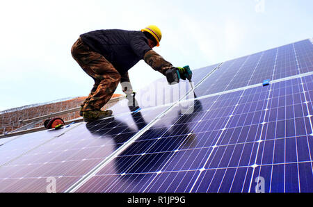 Zhangjiakou, Zhangjiakou, Cina. Xiii Nov, 2018. Zhangjiakou, CINA-il governo locale di fare un investimento di 7,9 miliardi di yuan per costruire 16 potenza fotovoltaico impianti in Zhangjiakou, nel nord della Cina di nella provincia di Hebei. Credito: SIPA Asia/ZUMA filo/Alamy Live News Foto Stock