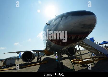 Zhuhai Zhuhai, Cina. Xiii Nov, 2018. Zhuhai CINA-la E190-E2 Jet commerciale può essere visto a Zhuhai Airshow 2018 di Zhuhai, Cina del sud della provincia di Guangdong. Credito: SIPA Asia/ZUMA filo/Alamy Live News Foto Stock