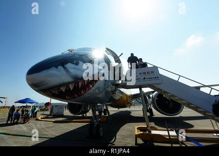 Zhuhai Zhuhai, Cina. Xiii Nov, 2018. Zhuhai CINA-la E190-E2 Jet commerciale può essere visto a Zhuhai Airshow 2018 di Zhuhai, Cina del sud della provincia di Guangdong. Credito: SIPA Asia/ZUMA filo/Alamy Live News Foto Stock