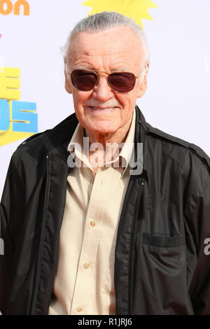 Los Angeles, Stati Uniti d'America. 02Apr, 2011. American comic book leggenda Stan Lee assiste il Nickelodeon Kids Choice Awards a Galen Center di Los Angeles, Stati Uniti d'America, 02 aprile 2011. Credito: Hubert Boesl | in tutto il mondo di utilizzo/dpa/Alamy Live News Foto Stock