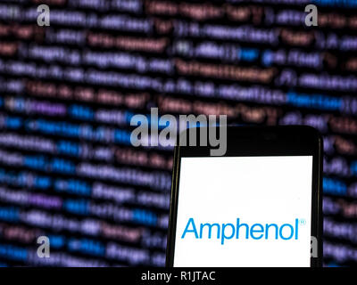 Kiev, Ucraina. Xii Nov, 2018. Amphenol cavo in fibra ottica Manufacturing Company logo che si vede visualizzato sul telefono intelligente. Amphenol Corporation è un importante produttore di elettronica e connettori per fibre ottiche, cavi e sistemi di interconnessione quali cavi coassiali. Credito: Igor Golovniov SOPA/images/ZUMA filo/Alamy Live News Foto Stock