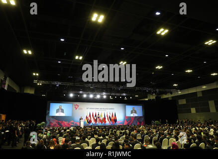 Singapore. Xiii Nov, 2018. Da Singapore il primo ministro Lee Hsien Loong risolve la cerimonia di apertura della XXXIII vertice dell'Associazione delle nazioni del sud-est asiatico (ASEAN) in Singapore, il nov. 13, 2018. La trentatreesima vertice ASEAN aperto qui martedì con una chiamata per la difesa del multilateralismo e della cooperazione internazionale. Credito: Li pista/Xinhua/Alamy Live News Foto Stock