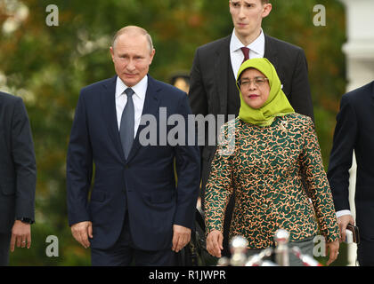 Singapore. Xiii Nov, 2018. Il Presidente di Singapore Halimah Yacob (R) e il Presidente russo Vladimir Putin assistere alla cerimonia di benvenuto che si è tenuta a Singapore il 9 novembre 13, 2018. Credito: Quindi Chih Wey/Xinhua/Alamy Live News Foto Stock