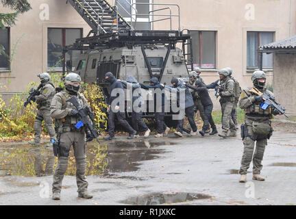 13 novembre 2018, Brandeburgo, Bernau: il Comando Operazioni Speciali (SEK) ufficiali prendono parte ad un anti-terrorismo di esercizio e di portare le persone arrestate al di fuori di un edificio. Per la prima volta in questa dimensione, il quartier generale della polizia effettuerà una due giorni di pieno esercizio su un attacco terroristico scenario. L' esercizio " Atto 2018' (azione contro il terrore 2018) si concentra su un attacco multiplo scenario con diverse posizioni di esercizio. Lo scopo di questo esercizio è esaminare i concetti funzionali redatto e l'interazione di tutte le unità di polizia coinvolti e di trarre conclusioni per ulteriori misure se necessario Foto Stock