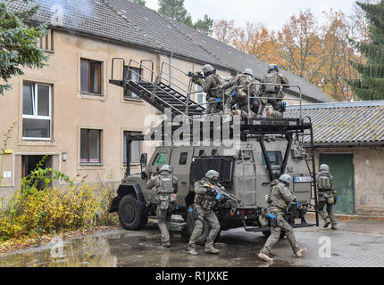 13 novembre 2018, Brandeburgo, Bernau: il Comando Operazioni Speciali (SEK) tempesta ufficiali di un edificio durante un anti-terrorismo di esercizio. Per la prima volta in questa dimensione, il quartier generale della polizia effettuerà una due giorni di pieno esercizio su un attacco terroristico scenario. L' esercizio " Atto 2018' (azione contro il terrore 2018) si concentra su un attacco multiplo scenario con diverse posizioni di esercizio. Lo scopo di questo esercizio è esaminare i concetti funzionali redatto e l'interazione di tutte le unità di polizia coinvolti e di trarre conclusioni per ulteriori misure se necessario. Foto: Patrick Pleul/dpa-Zentra Foto Stock