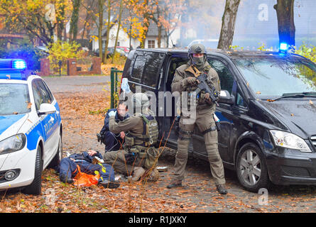 13 novembre 2018, Brandeburgo, Bernau: funzionari della Special Operations Command (SEK) aiutare in un anti-terrorismo esercizio il primo aiuto di un colpo di un poliziotto. Per la prima volta in questa dimensione, il quartier generale della polizia effettuerà una due giorni di pieno esercizio su un attacco terroristico scenario. L' esercizio " Atto 2018' (azione contro il terrore 2018) si concentra su un attacco multiplo scenario con diverse posizioni di esercizio. Lo scopo di questo esercizio è esaminare i concetti funzionali redatto e l'interazione di tutte le unità di polizia coinvolti e di trarre conclusioni per ulteriori misure se necessario. Foto: P Foto Stock