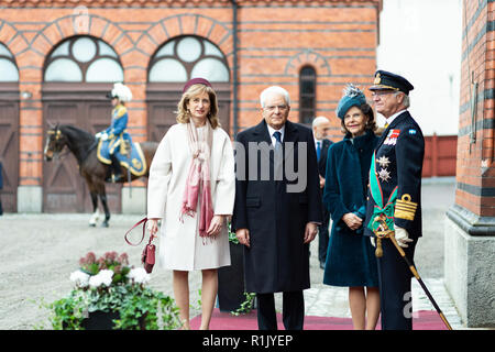 Stoccolma, Svezia, 13 novembre 2018. Presidente di Italia, Sergio Mattarella e la First Lady d'Italia, Laura Mattarella, in visita in Svezia su invito del Re di Svezia. La coppia reale soddisfa la coppia presidenziale presso le scuderie reali per il corteo. Credito: Barbro Bergfeldt/Alamy Live News Foto Stock