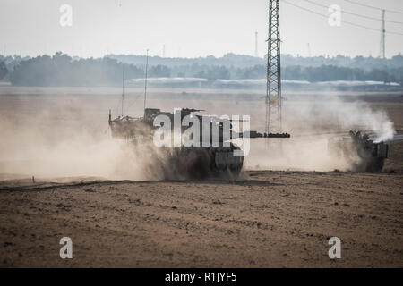 Israele. Xiii Nov, 2018. Un israeliano Merkava battaglia serbatoio visto il rotolamento lungo il confine Israeli-Gaza. Secondo l'esercito israeliano portavoce, militanti palestinesi ha lanciato quasi 400 Razzi e granate di mortaio dalla striscia di Gaza in Israele che ha successivamente risposto da incursioni aeree su più di 100 gli obiettivi militari in risposta. Credito: Ilia Yefimovich/dpa/Alamy Live News Foto Stock