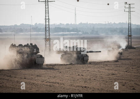 Israele. Xiii Nov, 2018. Merkava israeliano di carri armati visto il rotolamento lungo il confine Israeli-Gaza. Secondo l'esercito israeliano portavoce, militanti palestinesi ha lanciato quasi 400 Razzi e granate di mortaio dalla striscia di Gaza in Israele che ha successivamente risposto da incursioni aeree su più di 100 gli obiettivi militari in risposta. Credito: Ilia Yefimovich/dpa/Alamy Live News Foto Stock