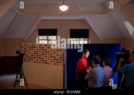 Cardiff Wales, Regno Unito, 13 novembre 2018. In Galles il calciatore James Lawrence durante una conferenza stampa presso il St Fagans Museo di Storia gallese di Cardiff in anticipo delle Nazioni UEFA League contro la Danimarca. Credito: Mark Hawkins/Alamy Live News Foto Stock