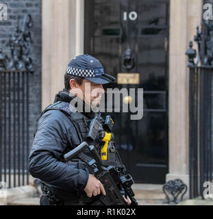 Londra, Regno Unito. 13 novembre 2018, un poliziotto armato di pattuglie al di fuori 10 Downing Street, Londra Credit Ian Davidson/Alamy Live News Foto Stock