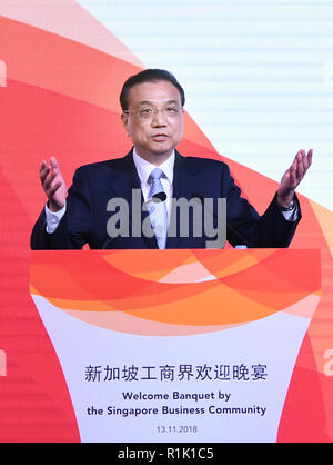 Singapore. Xiii Nov, 2018. Il premier cinese LI Keqiang risolve un banchetto di benvenuto ospitato dal Singapore Federazione di Business e il cinese di Singapore della Camera di Commercio e Industria di Singapore, nov. 13, 2018. Credito: Shen Hong/Xinhua/Alamy Live News Foto Stock