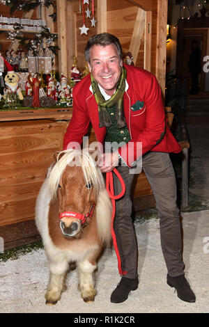 Henndorf, Austria. Il 13 novembre 2018. Il cantante Patrick Lindner detiene un pony presso il tradizionale pre-apertura del mercatino di Natale a Gut Aiderbichl. I 90 minuti di programma "Weihnachten auf Gut Aiderbichl" sarà trasmesso su SAT.1 oro il 19 dicembre 2018. Credito: Volker Dornberger/dpa/Alamy Live News Foto Stock