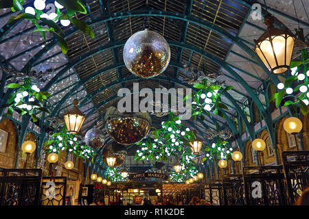 Mercato di Covent Garden di Londra, Regno Unito. Il 13 novembre 2018. Luci e decorazioni natalizie conformato baubles e vischio acceso a Londra, UK Credit: Paul Brown/Alamy Live News Foto Stock