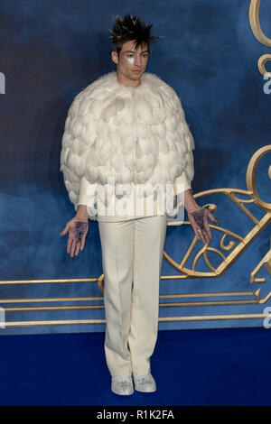 Leicester square,Londra, UK, 13 novembre 2018. Ezra Miller assiste il Regno Unito premiere del film "bestie fantastica: i crimini di Grindelwald' nel quadrato di Leicester il 13 novembre 2018 in Inghilterra.© Jason Richardson / Alamy Live News Foto Stock