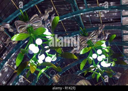 Mercato di Covent Garden di Londra, Regno Unito. Il 13 novembre 2018. Luci e decorazioni natalizie conformato baubles e vischio acceso a Londra, UK Credit: Paul Brown/Alamy Live News Foto Stock