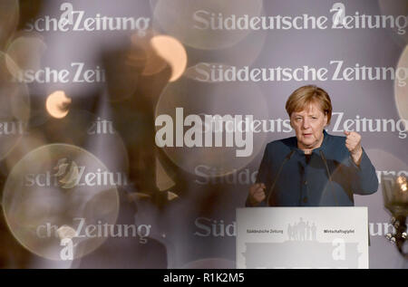 Berlino, Germania. Il 13 novembre 2018. Il cancelliere Angela Merkel (CDU) parla al dodicesimo vertice economico del Süddeutsche Zeitung. Credito: Britta Pedersen/dpa-Zentralbild/dpa/Alamy Live News Foto Stock