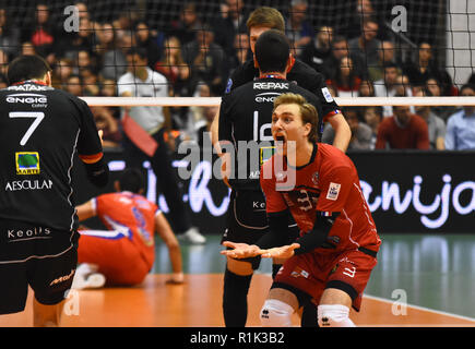 Novi Sad,Serbia 13 novembre 2018 CEV volleyball champions league terzo turno di qualifiche match tra Vojvodina NS Seme(Serbia) e Chaumont VB 52 HM(Francia) foto Nenad Mihajlovic Credito: Nenad Mihajlovic/Alamy Live News Foto Stock