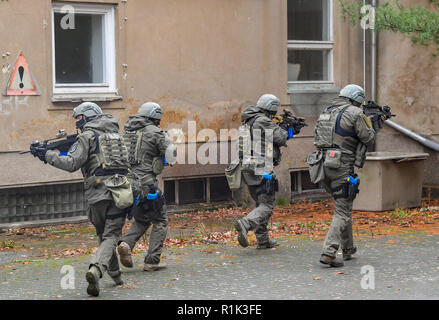 13 novembre 2018, Brandeburgo, Bernau: il Comando Operazioni Speciali (SEK) funzionari prendere parte ad un anti-terrorismo di esercizio. Per la prima volta in questa dimensione, il quartier generale della polizia effettuerà una due giorni di pieno esercizio su un attacco terroristico scenario. L' esercizio " Atto 2018' (azione contro il terrore 2018) si concentra su un attacco multiplo scenario con diverse posizioni di esercizio. Lo scopo di questo esercizio è esaminare i concetti funzionali redatto e l'interazione di tutte le unità di polizia coinvolti e di trarre conclusioni per ulteriori misure se necessario. Foto: Patrick Pleul/dpa-Zentralbild/ZB Foto Stock